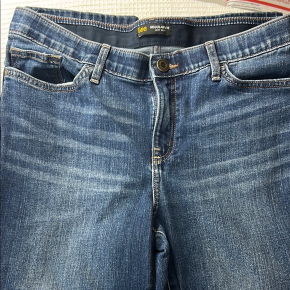 Lee Dark Wash Regular fit mid rise Woman’s Jeans Size 12 Medium - Picture 4 of 5